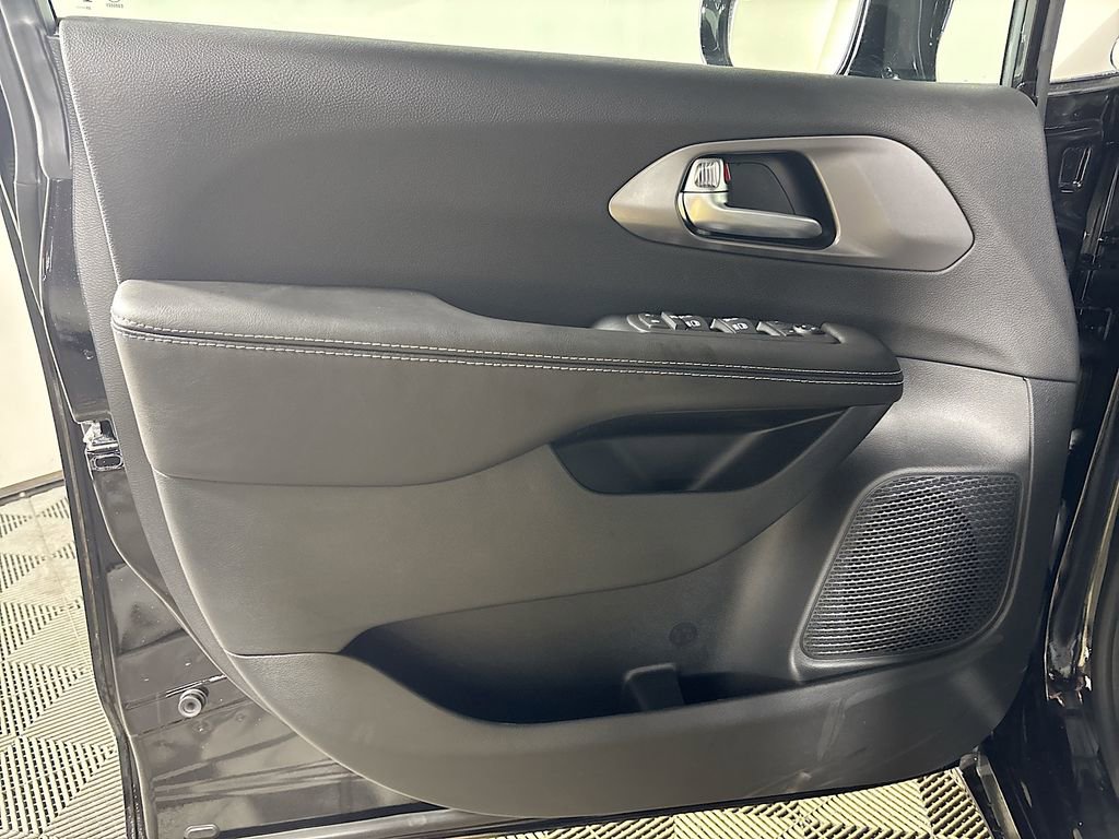 New 2026 Chrysler Voyager LX FWD image 10