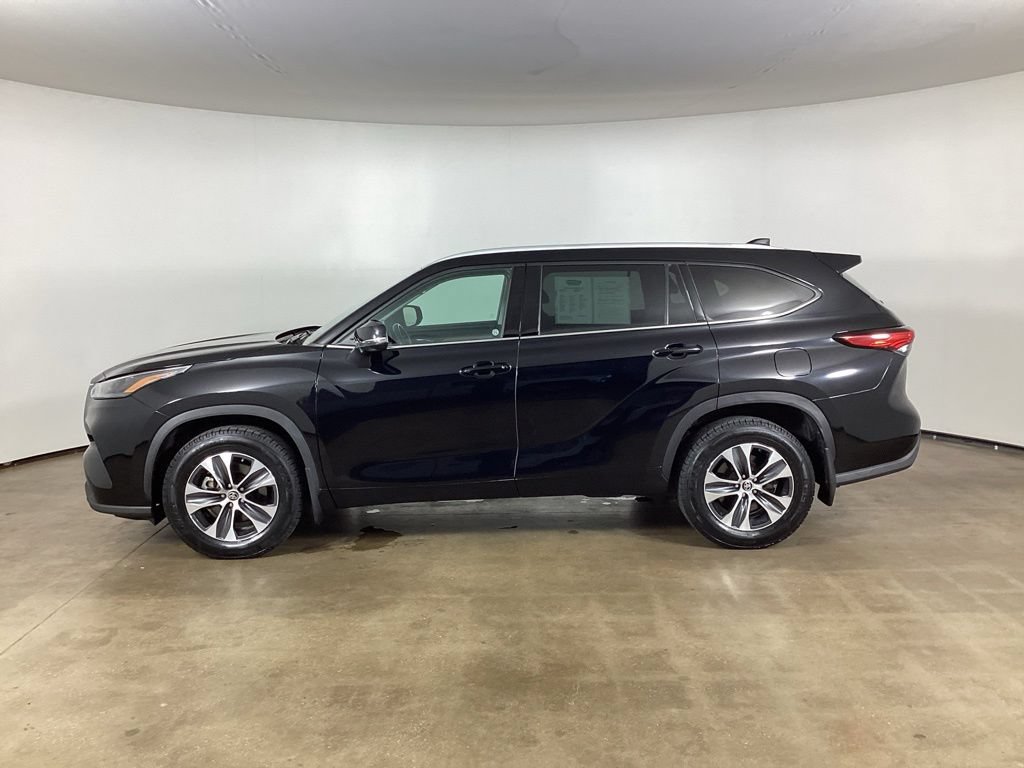 Used 2022 Toyota Highlander XLE AWD/4WD image 16