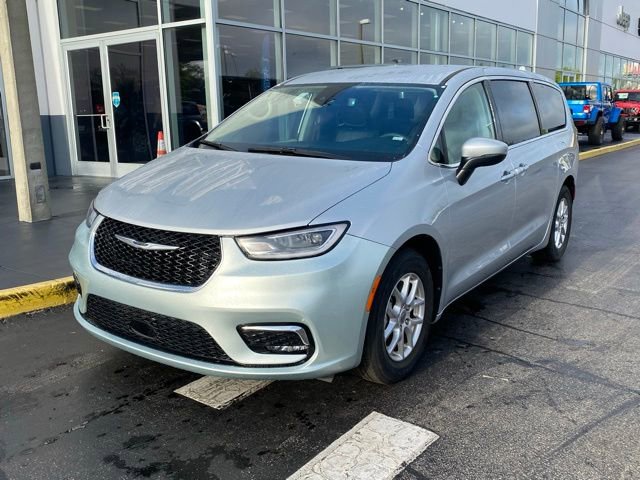 Used 2023 Chrysler Pacifica Touring-L image 4