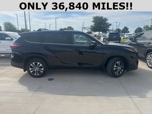 Used 2023 Toyota Highlander XLE AWD/4WD image 2