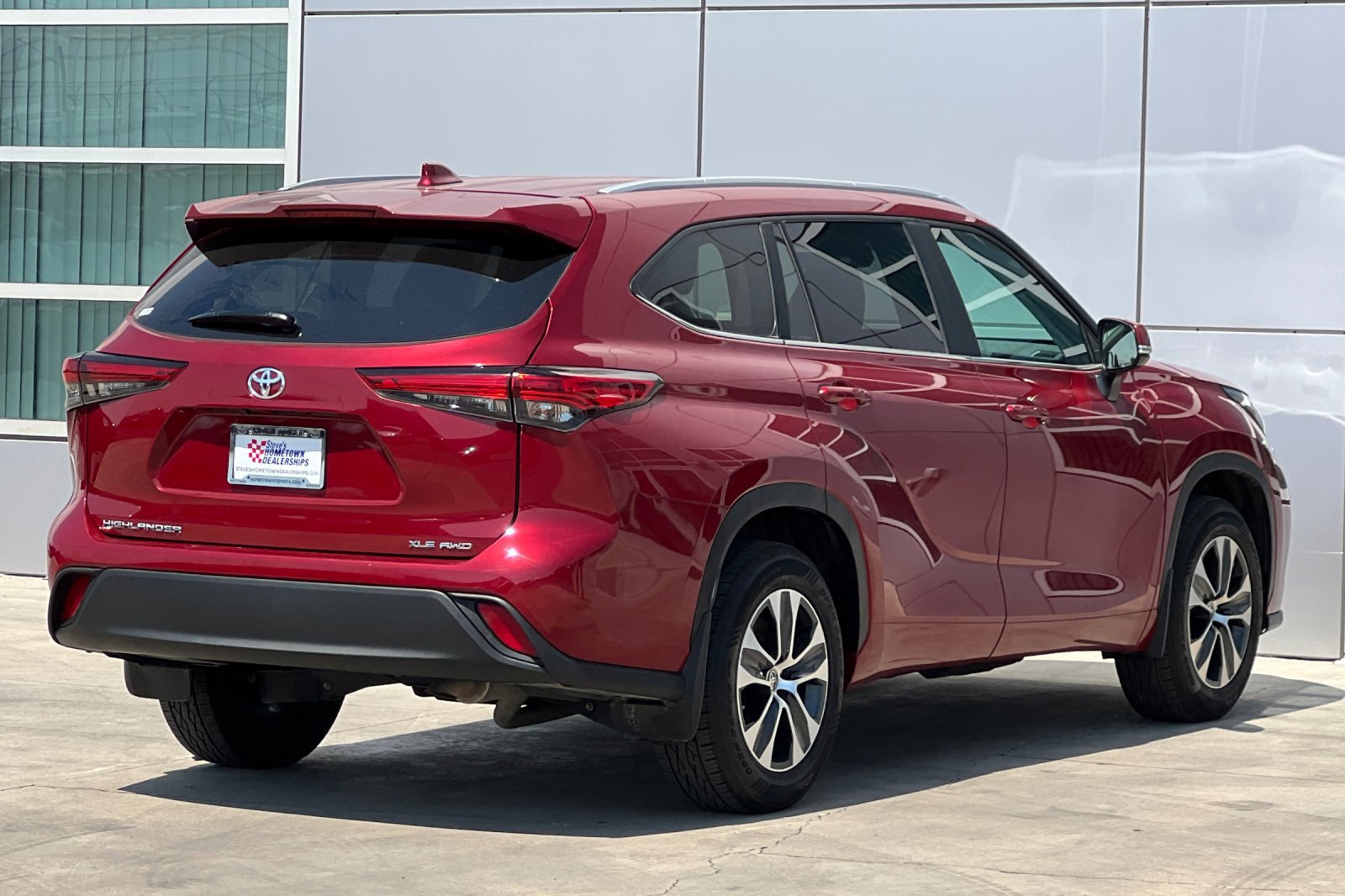 Used 2023 Toyota Highlander XLE AWD/4WD image 4