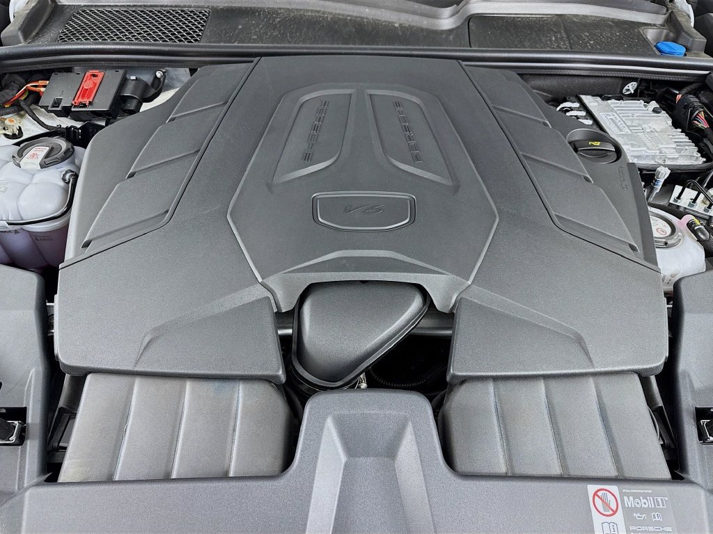 Certified 2025 Porsche Cayenne E-Hybrid AWD/4WD image 32