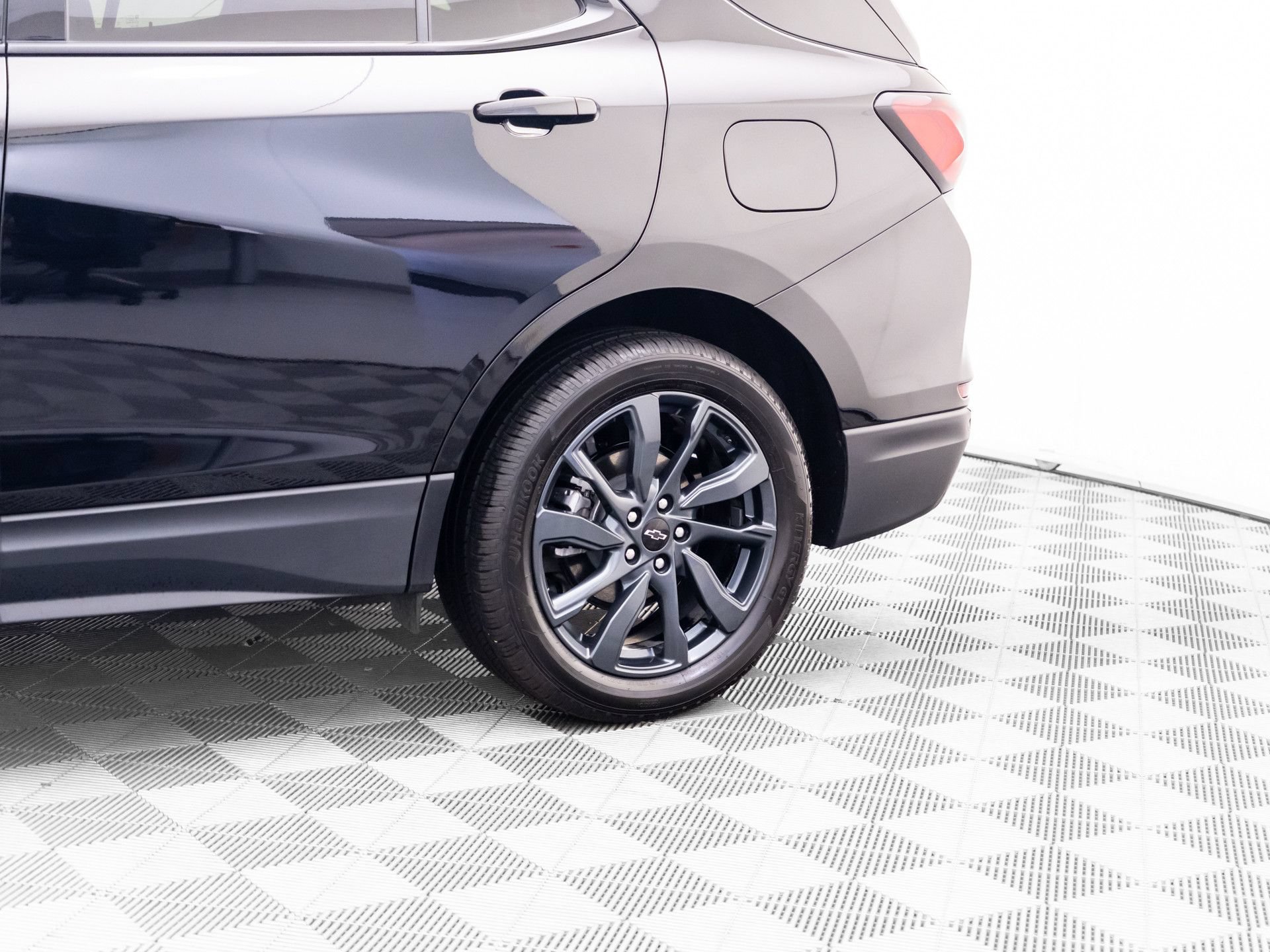 Used 2023 Chevrolet Equinox RS w/ RS Leather Package AWD/4WD image 35