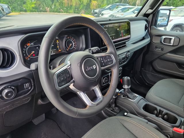 Used 2025 Jeep Wrangler Unlimited Sahara AWD/4WD image 19