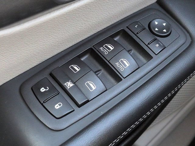 Used 2023 Chrysler Pacifica Touring-L FWD image 21