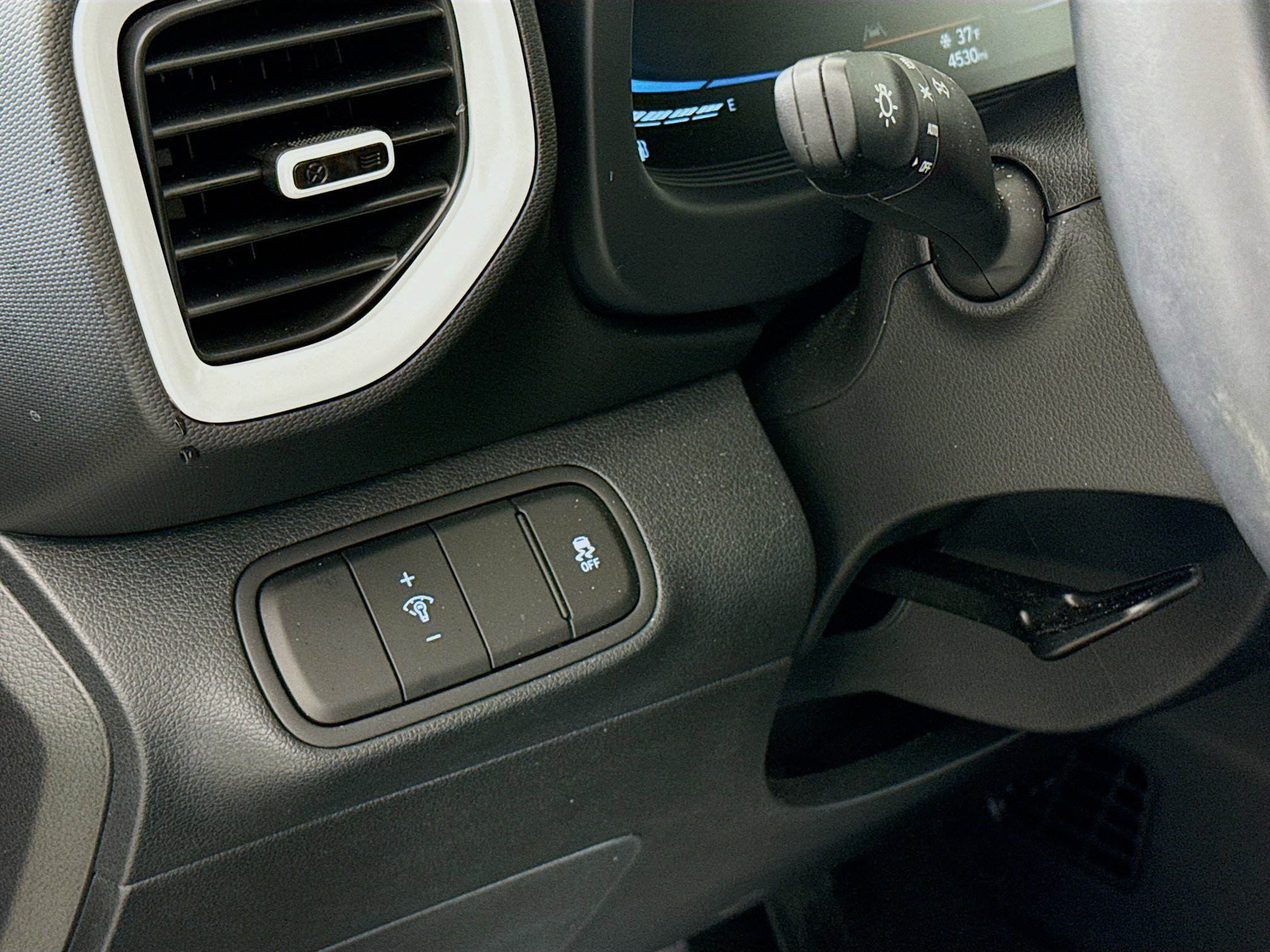 Used 2023 Hyundai Venue Limited image 10