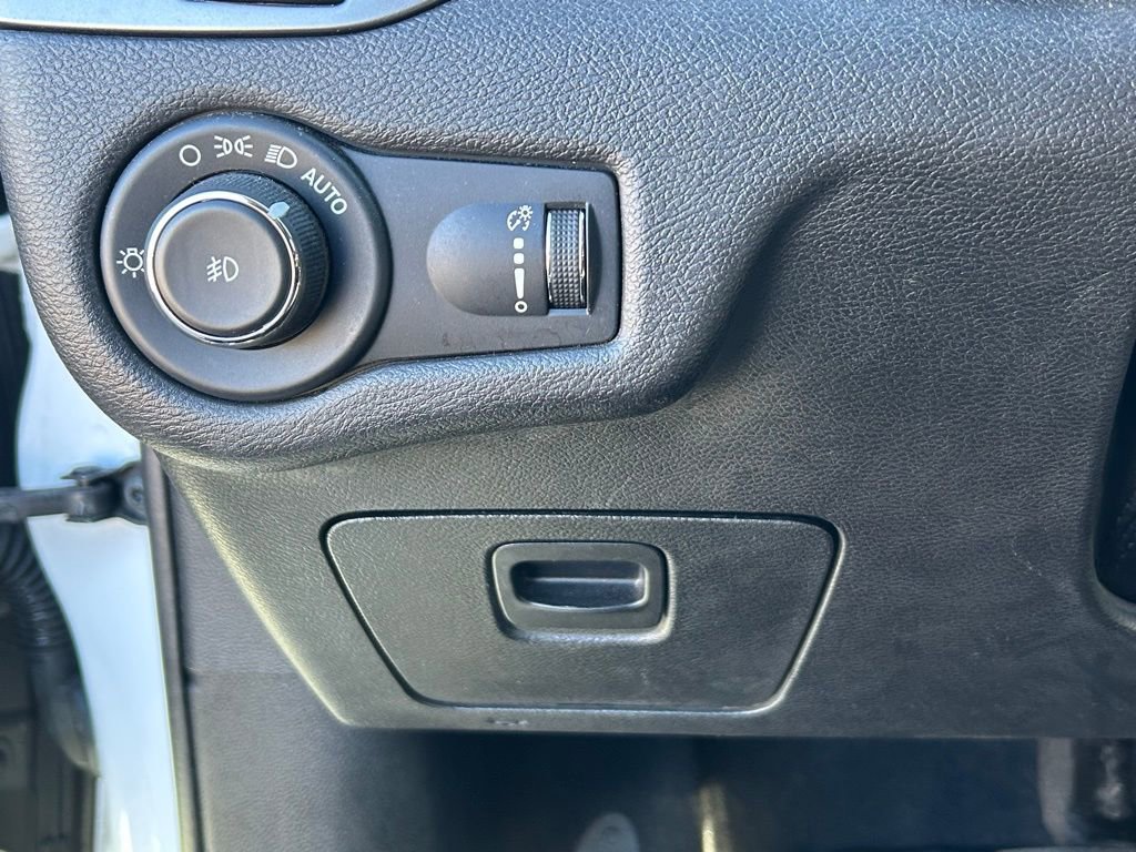 Used 2019 Jeep Cherokee Latitude w/ Popular Appearance Group image 18