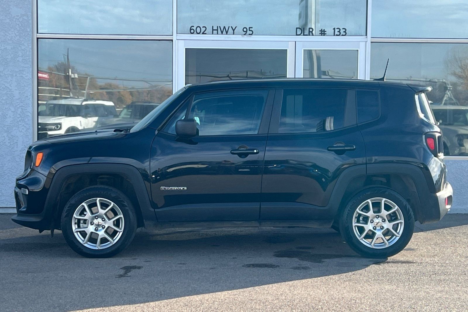 Used 2023 Jeep Renegade Latitude AWD/4WD image 8
