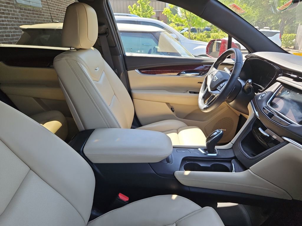 Used 2017 Cadillac XT5 Luxury w/ Driver Awareness Package image 9