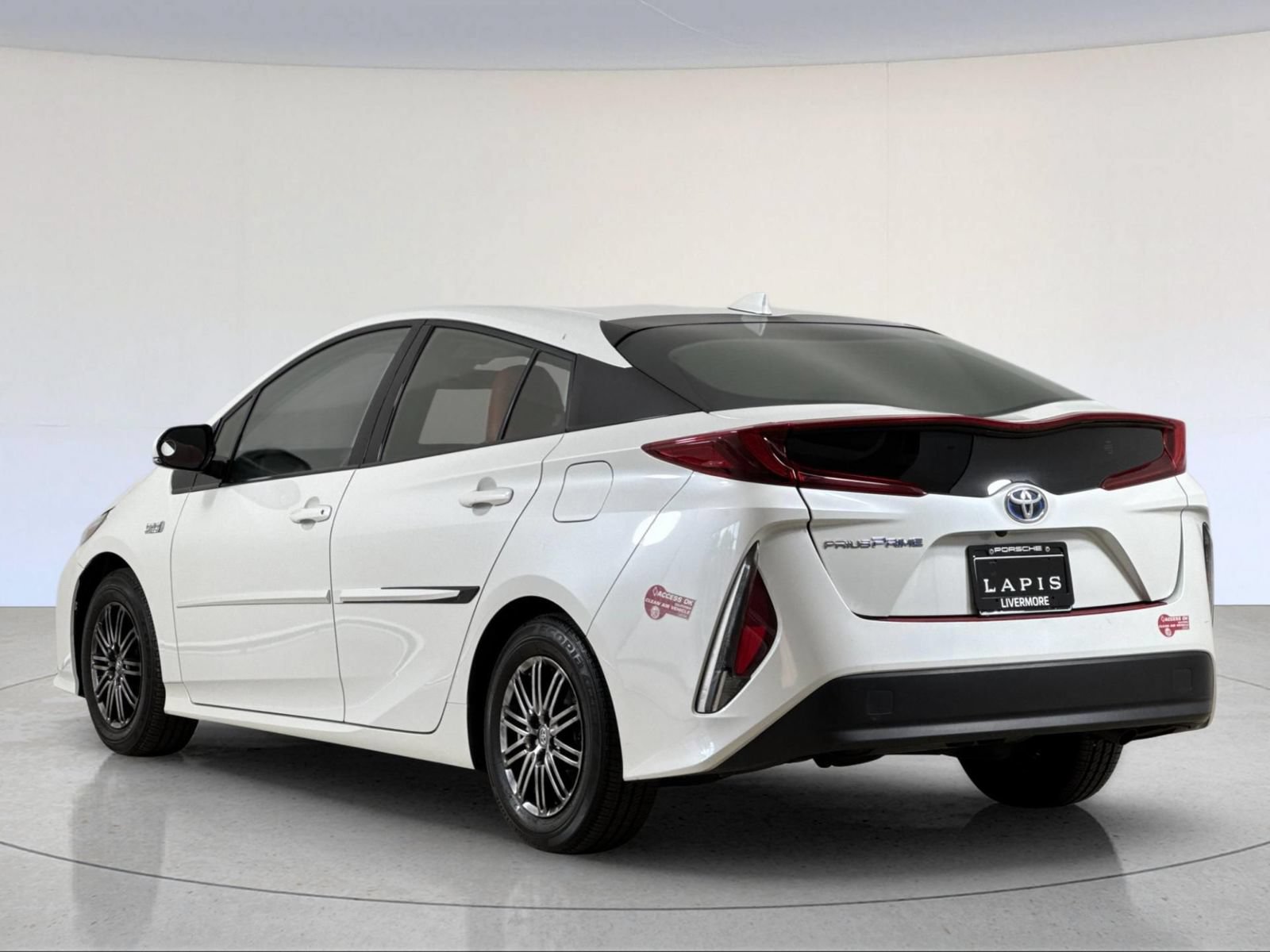 Used 2017 Toyota Prius Prime Premium FWD image 3
