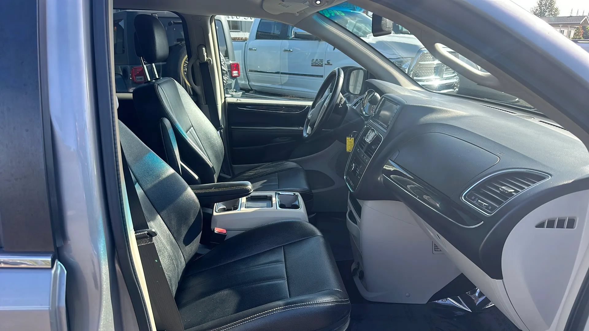 Used 2016 Chrysler Town & Country Touring FWD image 15