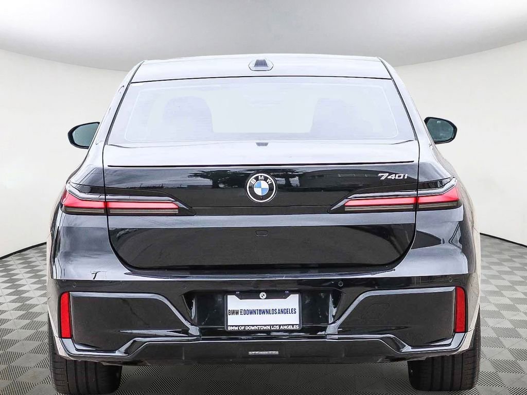 Used 2023 BMW 740i w/ Parking Assistance Package image 5