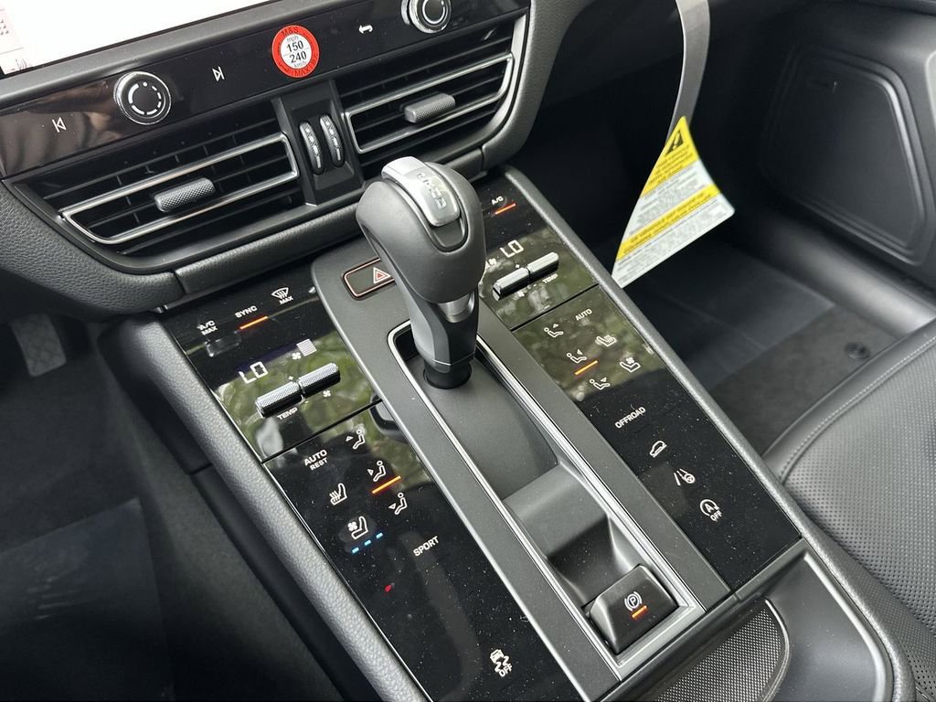 Certified 2025 Porsche Macan image 16