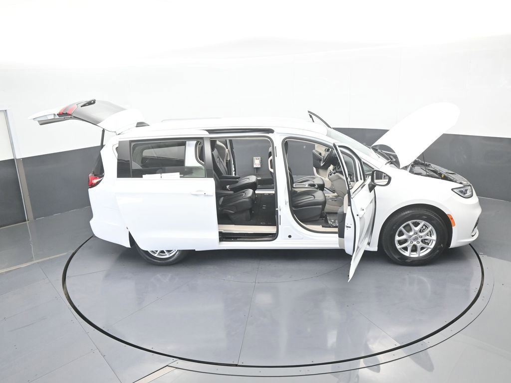 Used 2023 Chrysler Pacifica Touring-L image 69