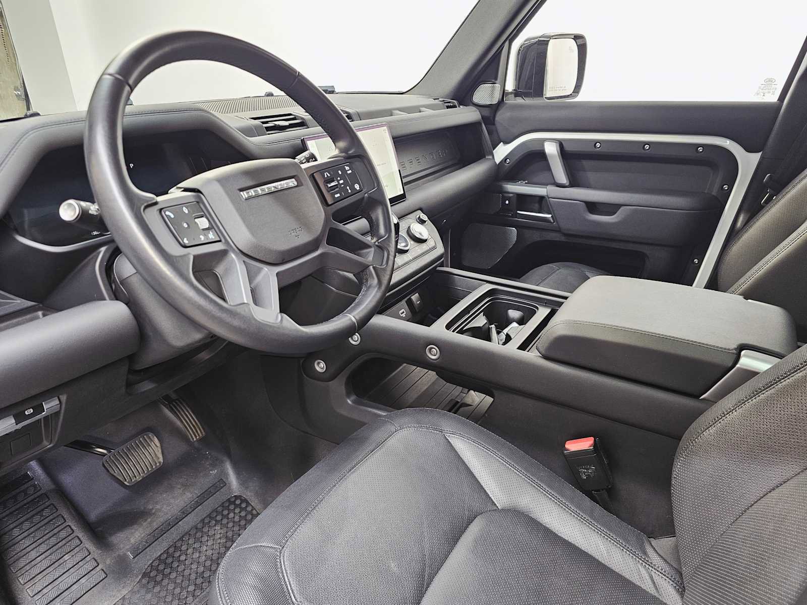 Used 2024 Land Rover Defender 130 X-Dynamic SE image 2