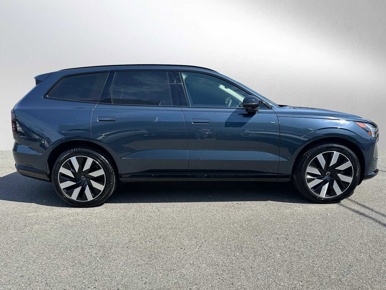Used 2025 Volvo EX90 Ultra AWD/4WD image 2