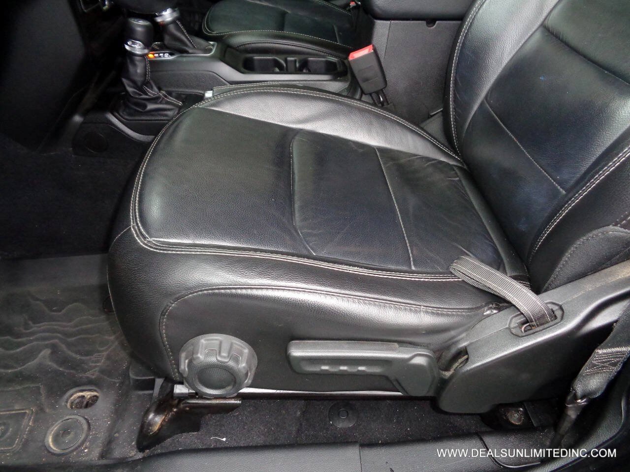 Used 2018 Jeep Wrangler Unlimited Sahara AWD/4WD image 8
