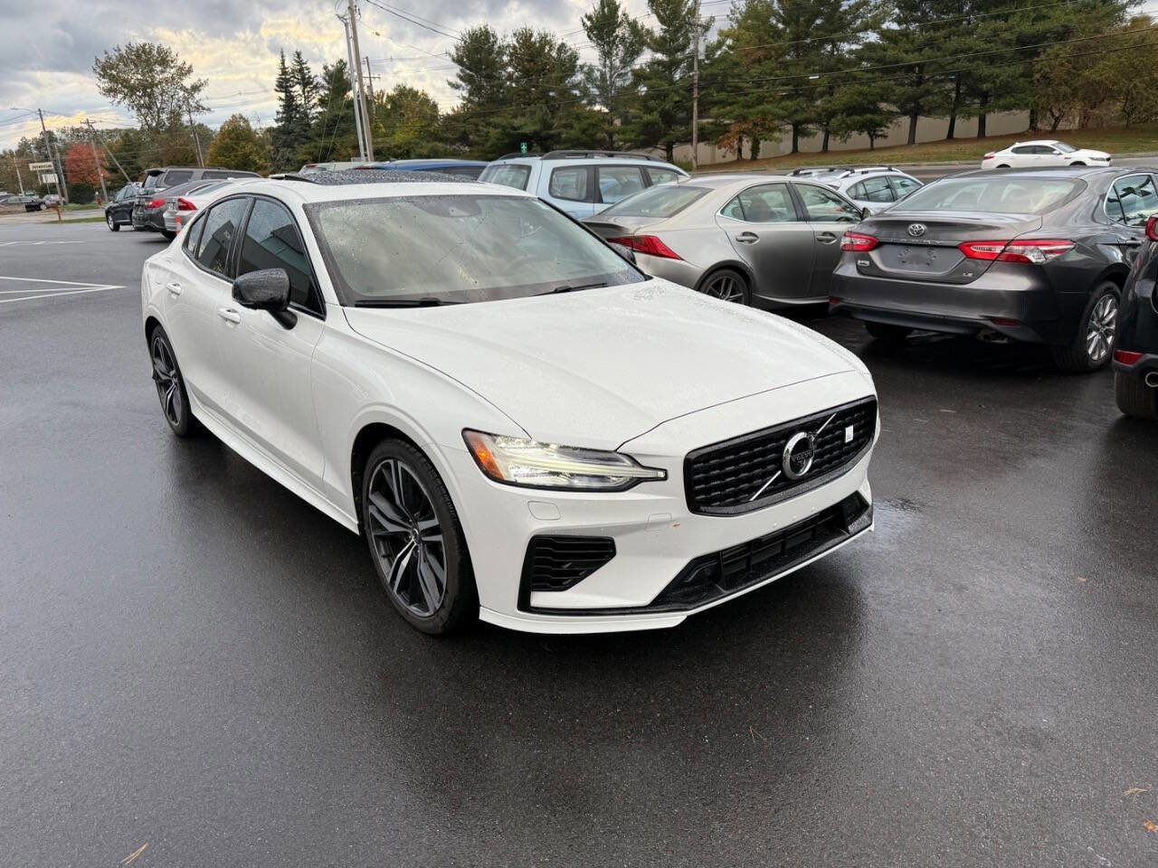 Used 2022 Volvo S60 T8 R-Design Expression w/ Advanced Package image 4
