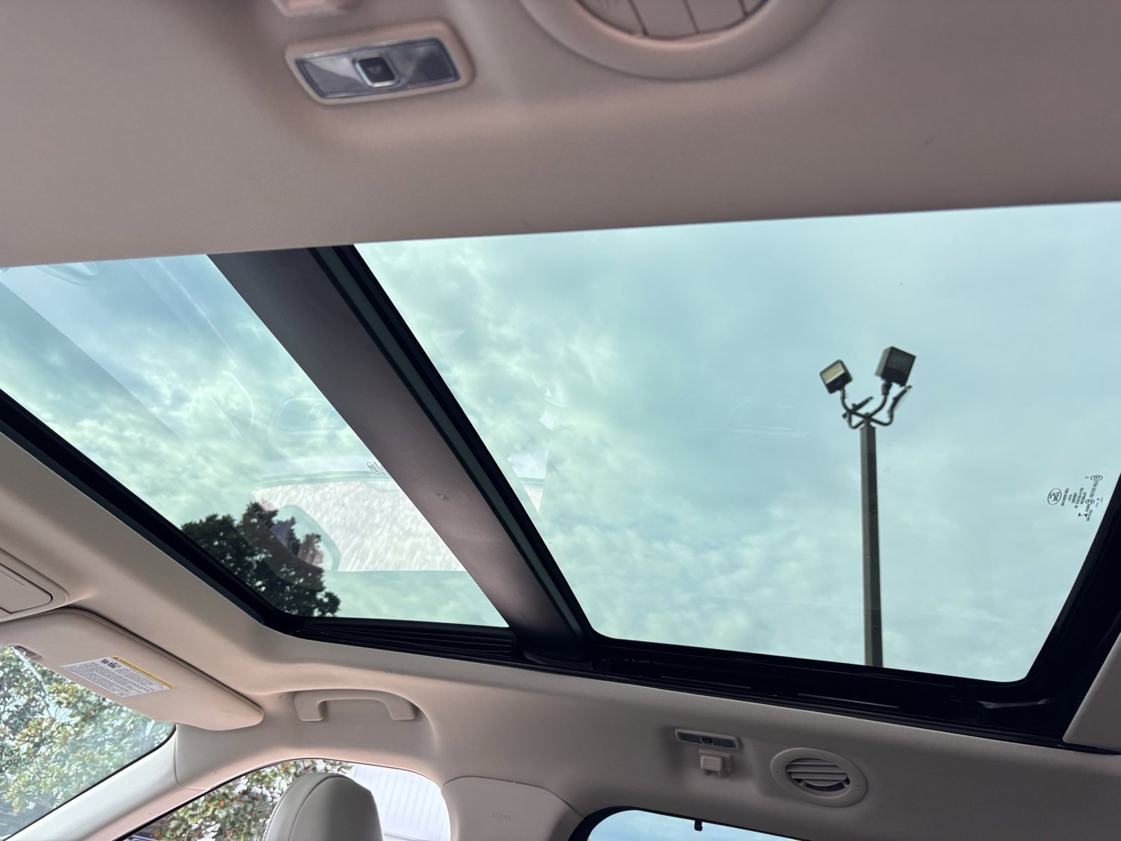 Used 2020 Ford Explorer Platinum w/ Premium Technology Package image 4