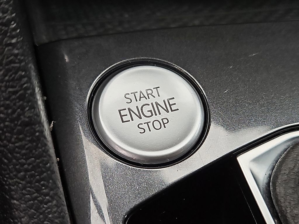 Certified 2022 Volkswagen Tiguan SE R-Line image 18