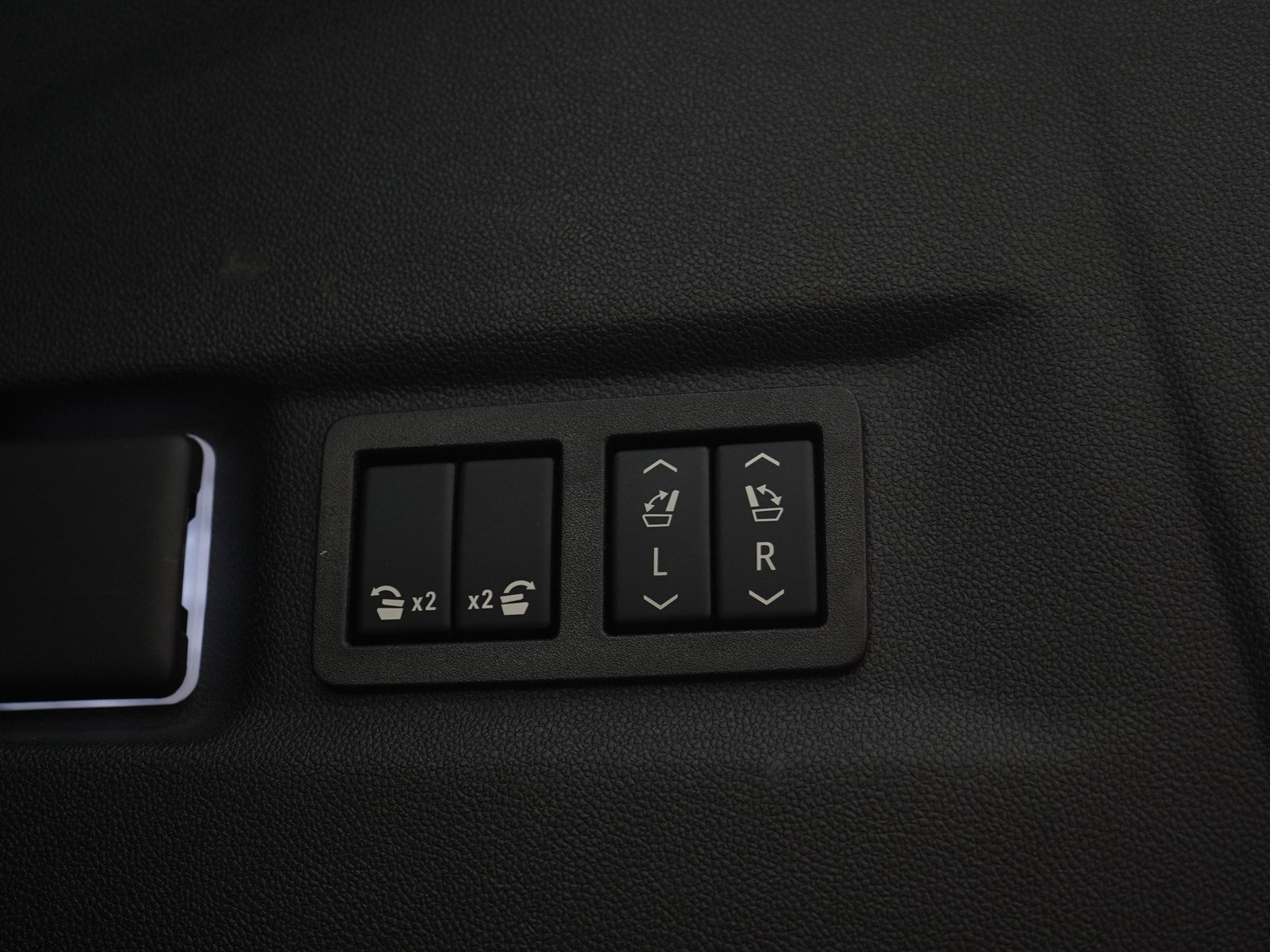 Used 2025 GMC Yukon XL Denali w/ Sun & Power Step Package AWD/4WD image 11