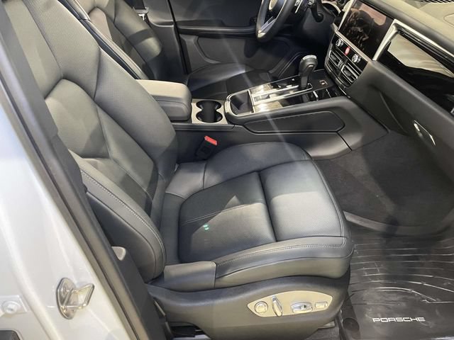 Certified 2024 Porsche Macan AWD/4WD image 23