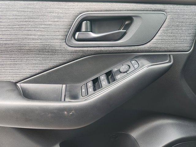 Used 2023 Nissan Rogue S image 24