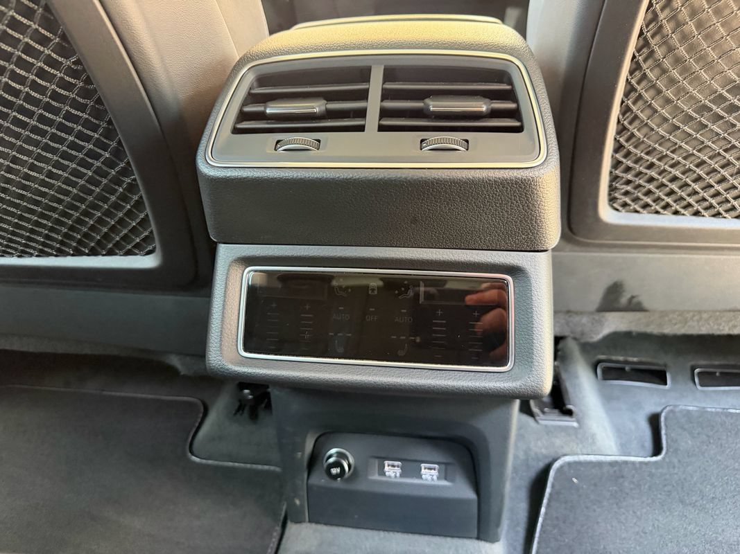 Used 2019 Audi e-tron Prestige w/ Prestige Package AWD/4WD image 35