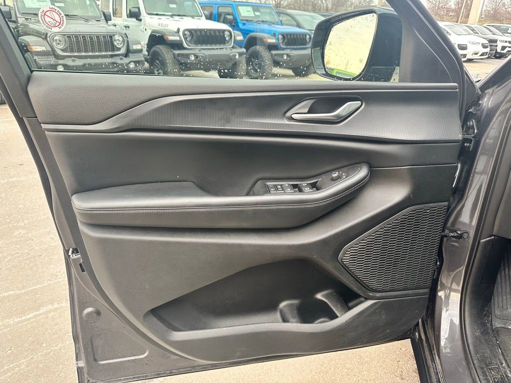 Used 2024 Jeep Grand Cherokee L Laredo image 12