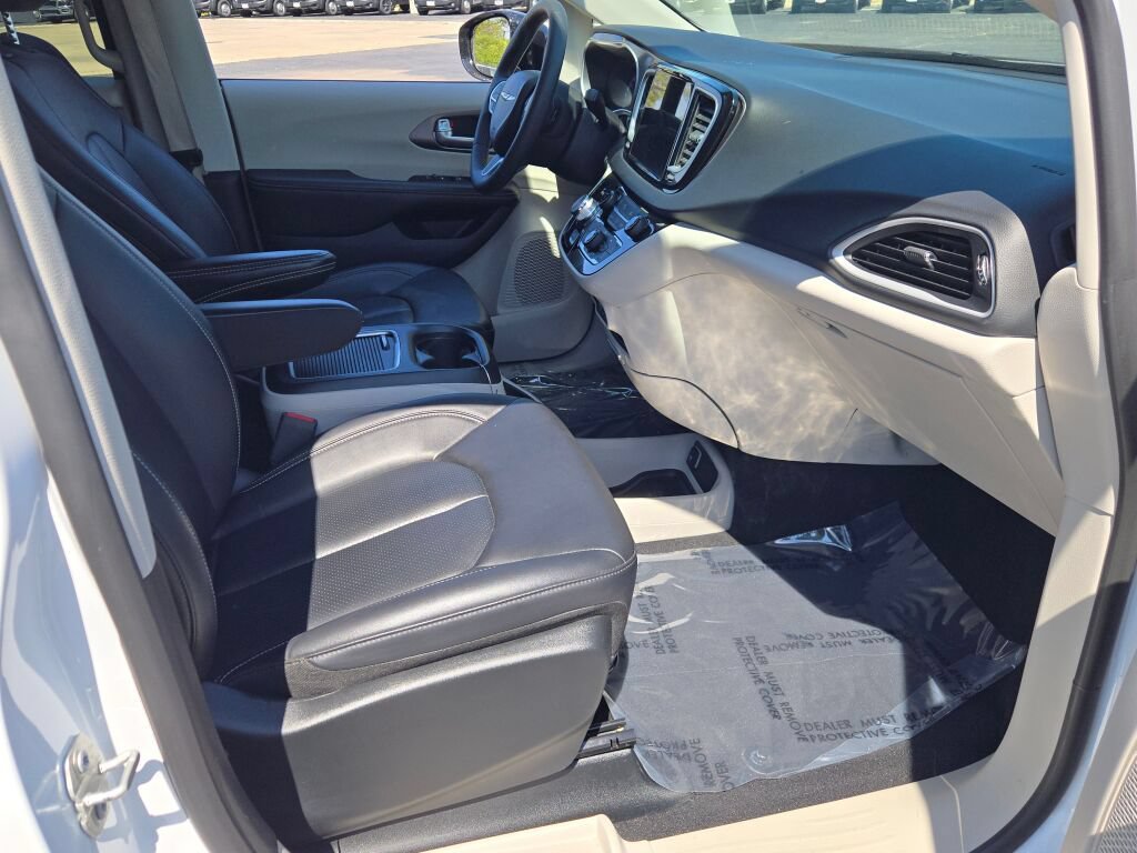 Certified 2024 Chrysler Pacifica Touring-L FWD image 8