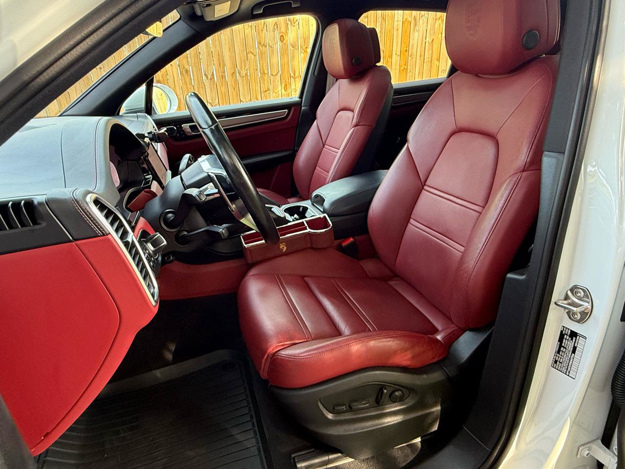 Used 2022 Porsche Cayenne Platinum Edition AWD/4WD image 3