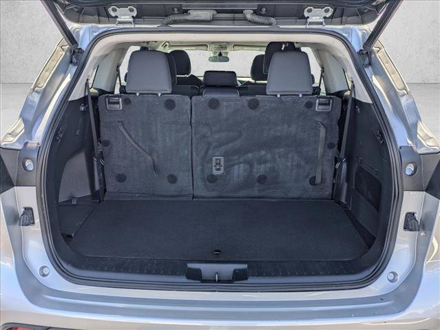 Used 2022 Toyota Highlander LE FWD image 6