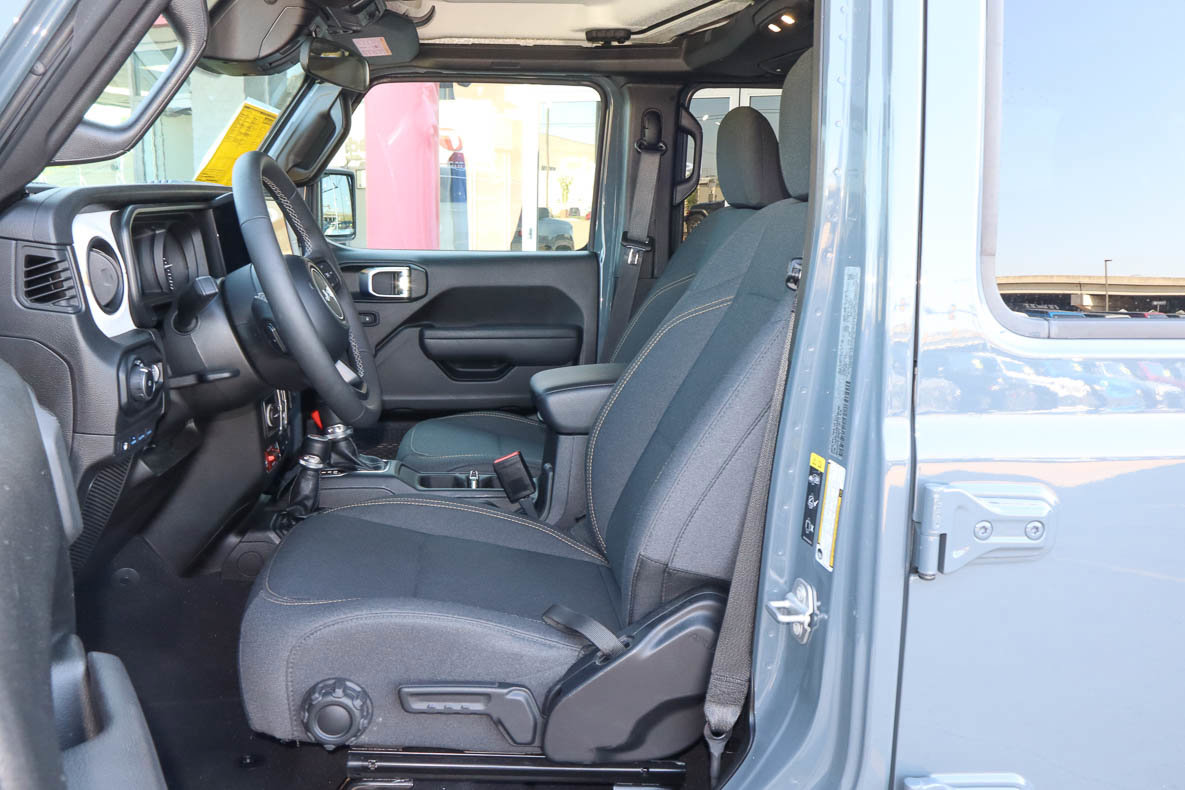 Used 2025 Jeep Wrangler Willys AWD/4WD image 7