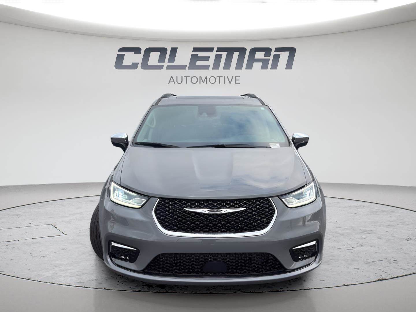 Used 2023 Chrysler Pacifica Limited w/ Uconnect Theater Family Group image 9