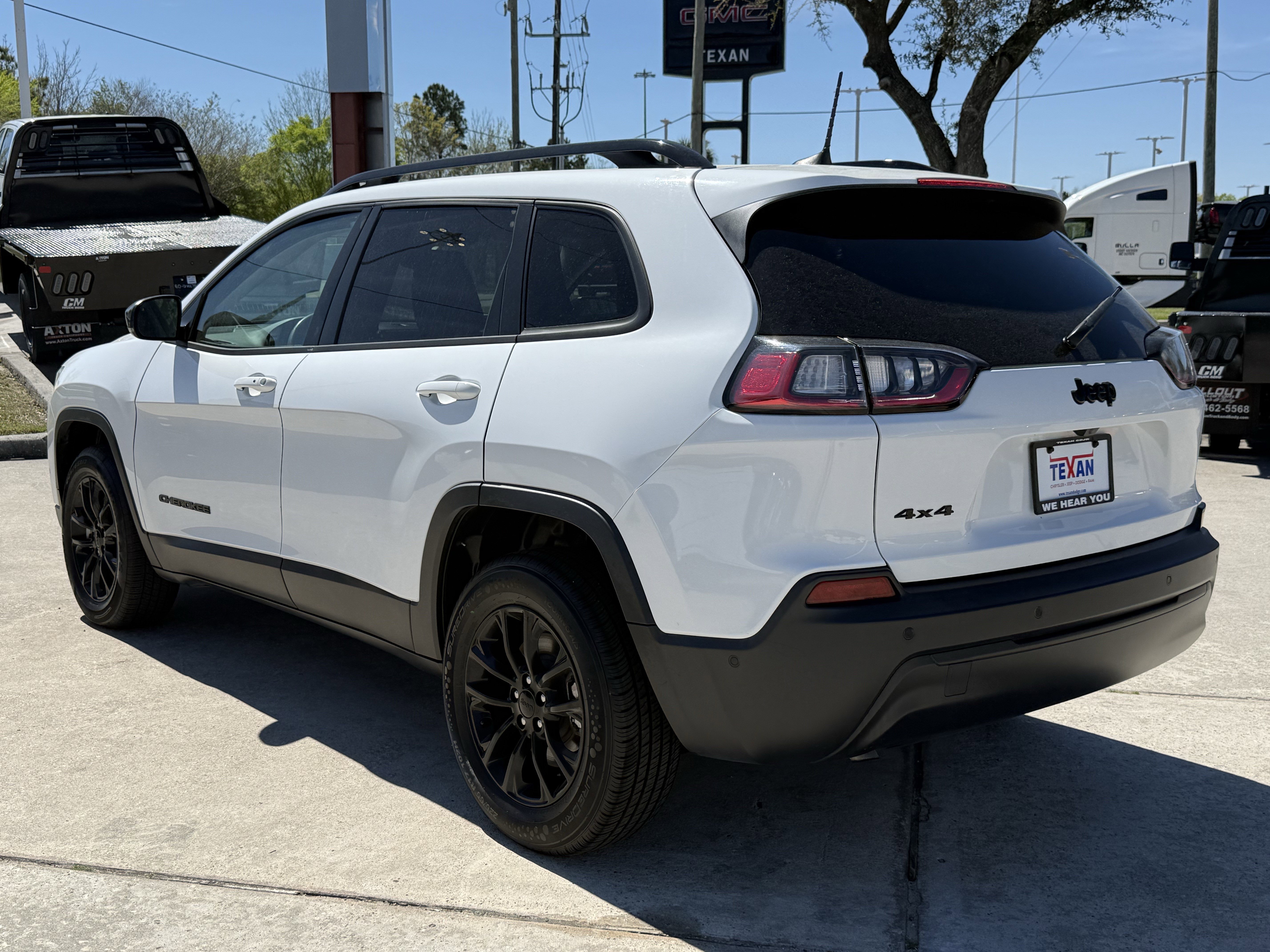 Used 2023 Jeep Cherokee Altitude Lux image 7