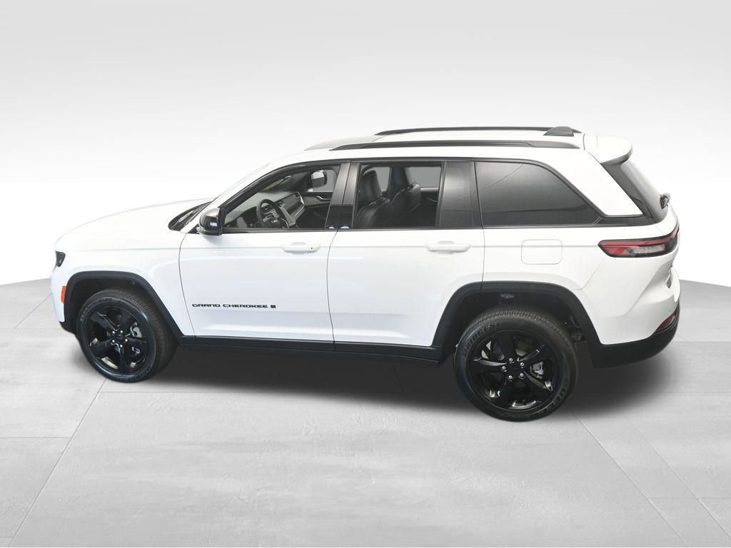 Used 2025 Jeep Grand Cherokee Altitude image 48