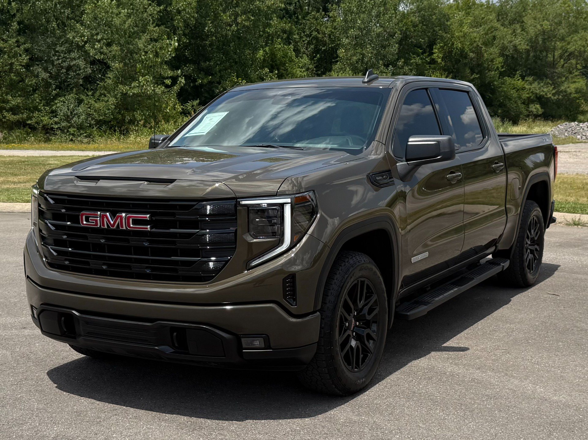 Used 2024 GMC Sierra 1500 Elevation w/ X31 Off-Road Package AWD/4WD image 2