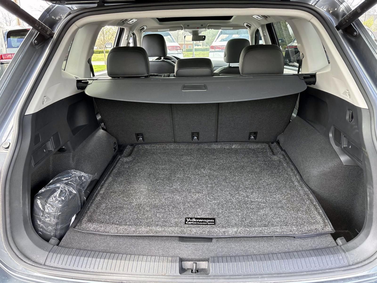 Used 2024 Volkswagen Tiguan SE w/ Panoramic Sunroof Package image 9