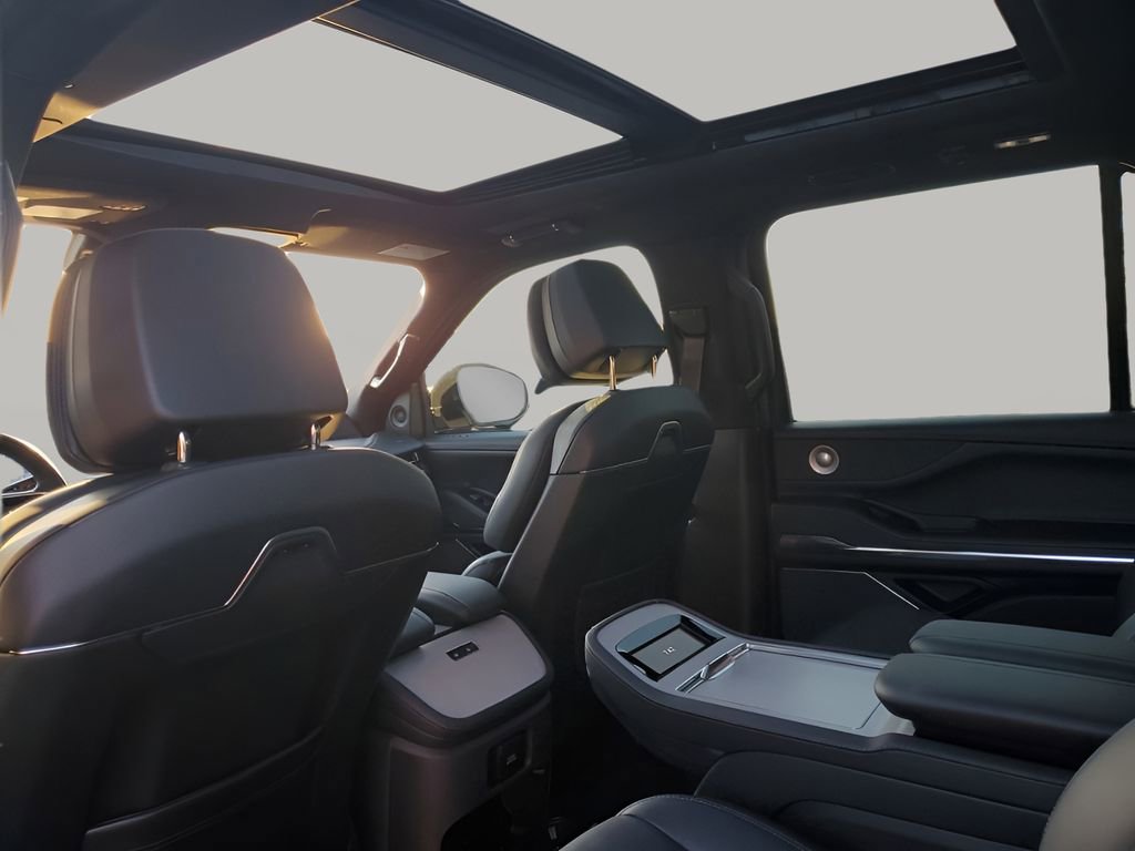 Used 2025 Lincoln Navigator L Reserve w/ Jet Appearance Package image 18