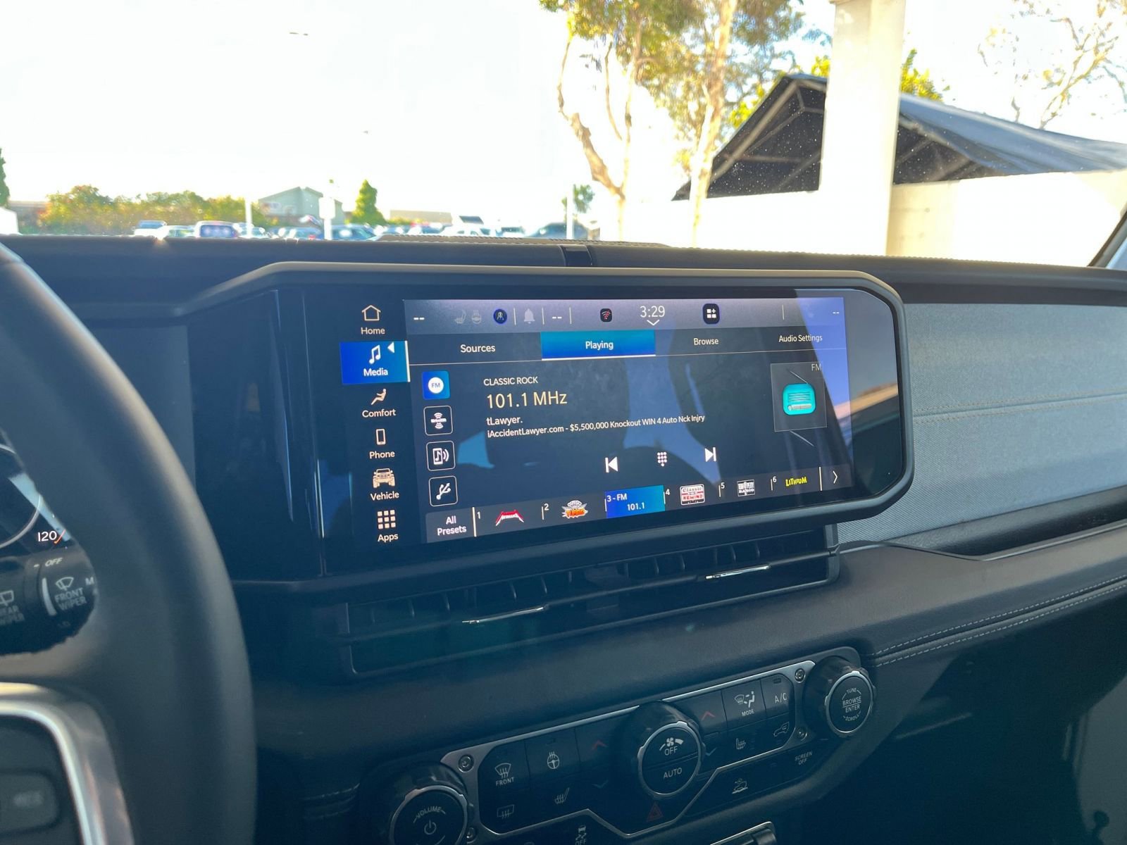 Used 2025 Jeep Wrangler Sahara image 21