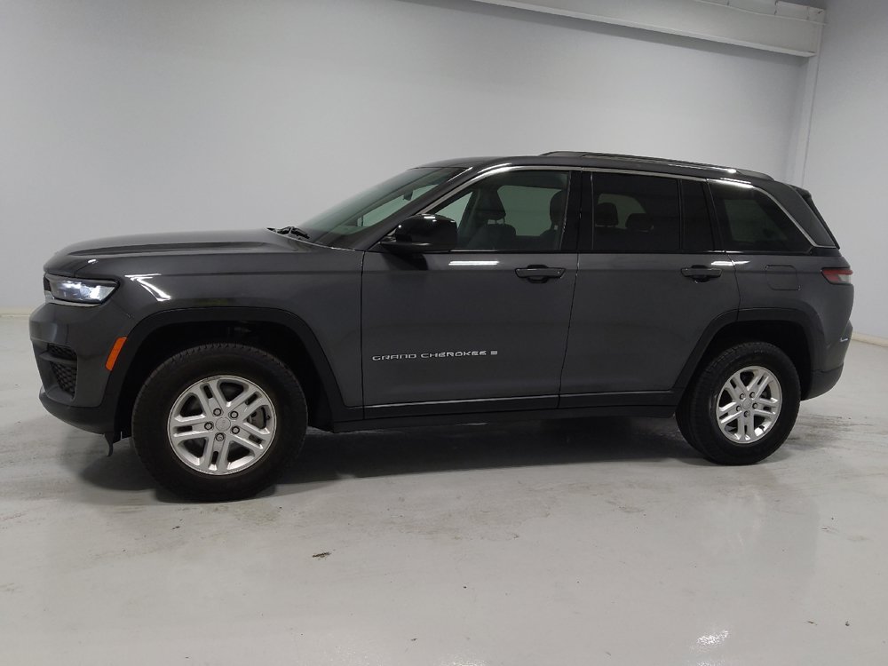 Used 2022 Jeep Grand Cherokee Laredo w/ Luxury Tech Group I AWD/4WD image 2