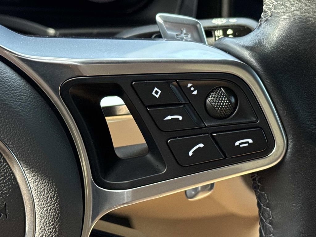 Used 2022 Porsche Cayenne Platinum Edition image 24