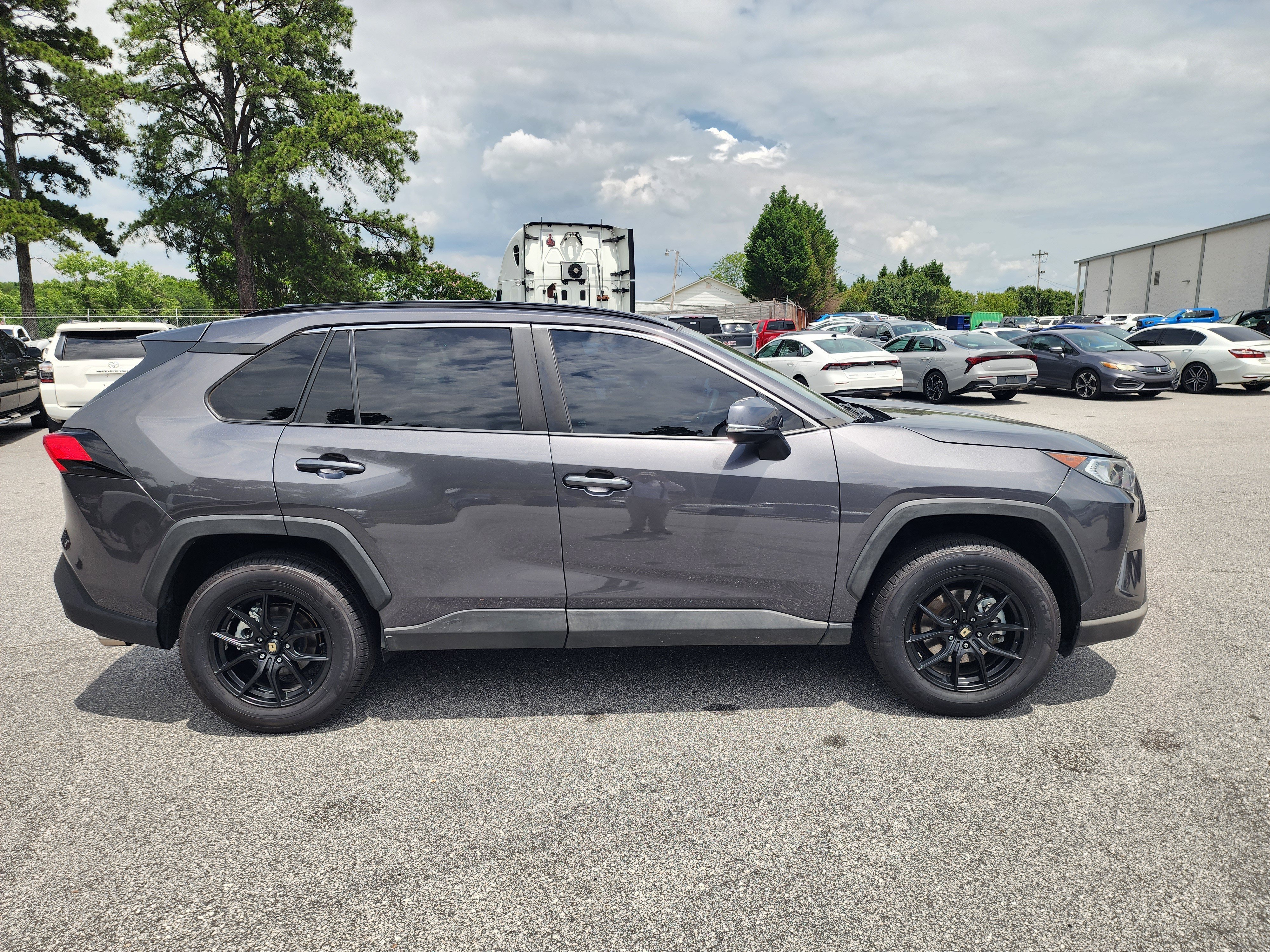 Used 2021 Toyota RAV4 XLE FWD image 3