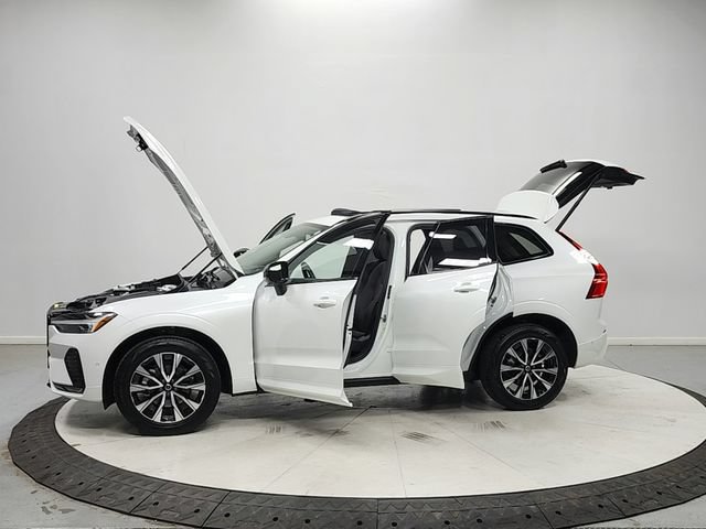 Used 2025 Volvo XC60 B5 Plus AWD/4WD image 12