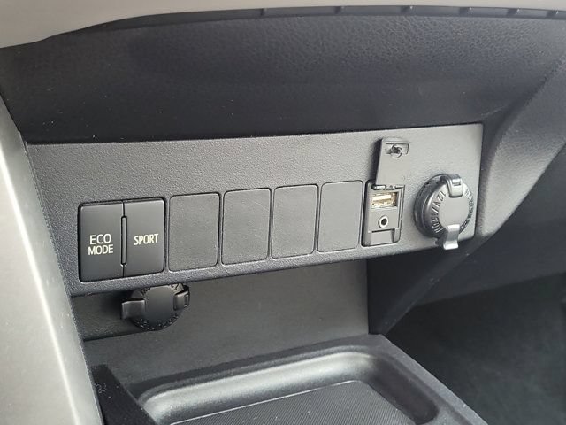 Used 2018 Toyota RAV4 XLE FWD image 30