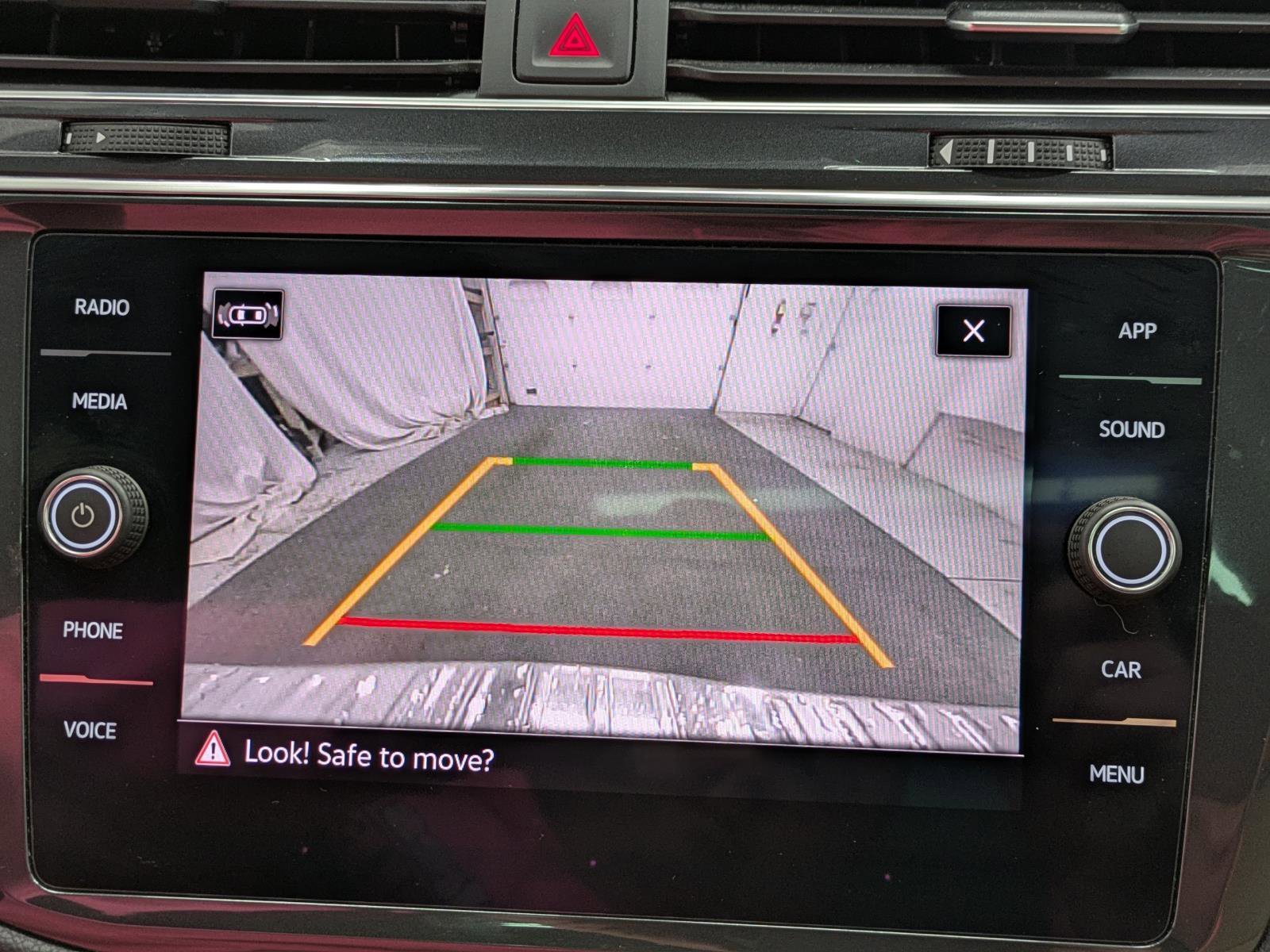 Used 2022 Volkswagen Tiguan SE image 32