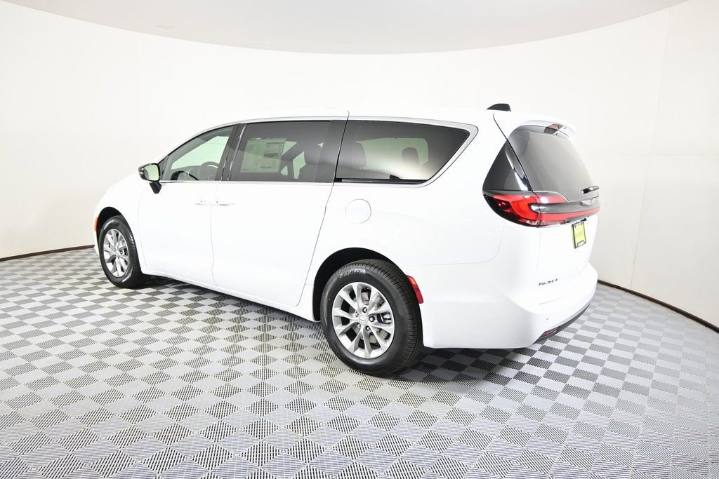 New 2026 Chrysler Pacifica Select image 4
