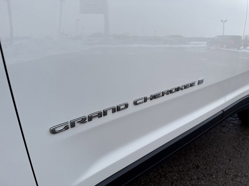 Used 2024 Jeep Grand Cherokee Laredo X image 11