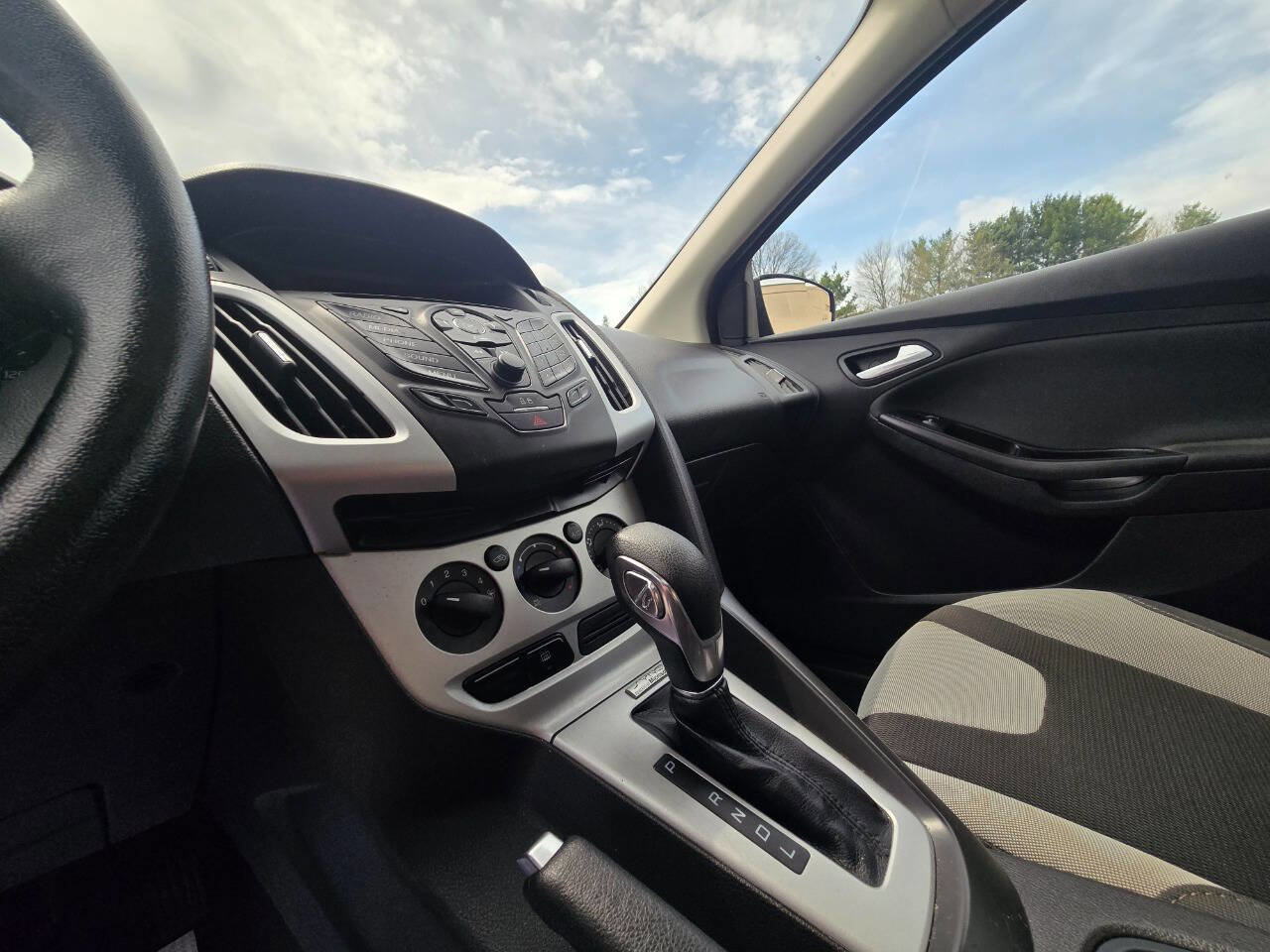 Used 2014 Ford Focus SE w/ SE Sport Package image 21