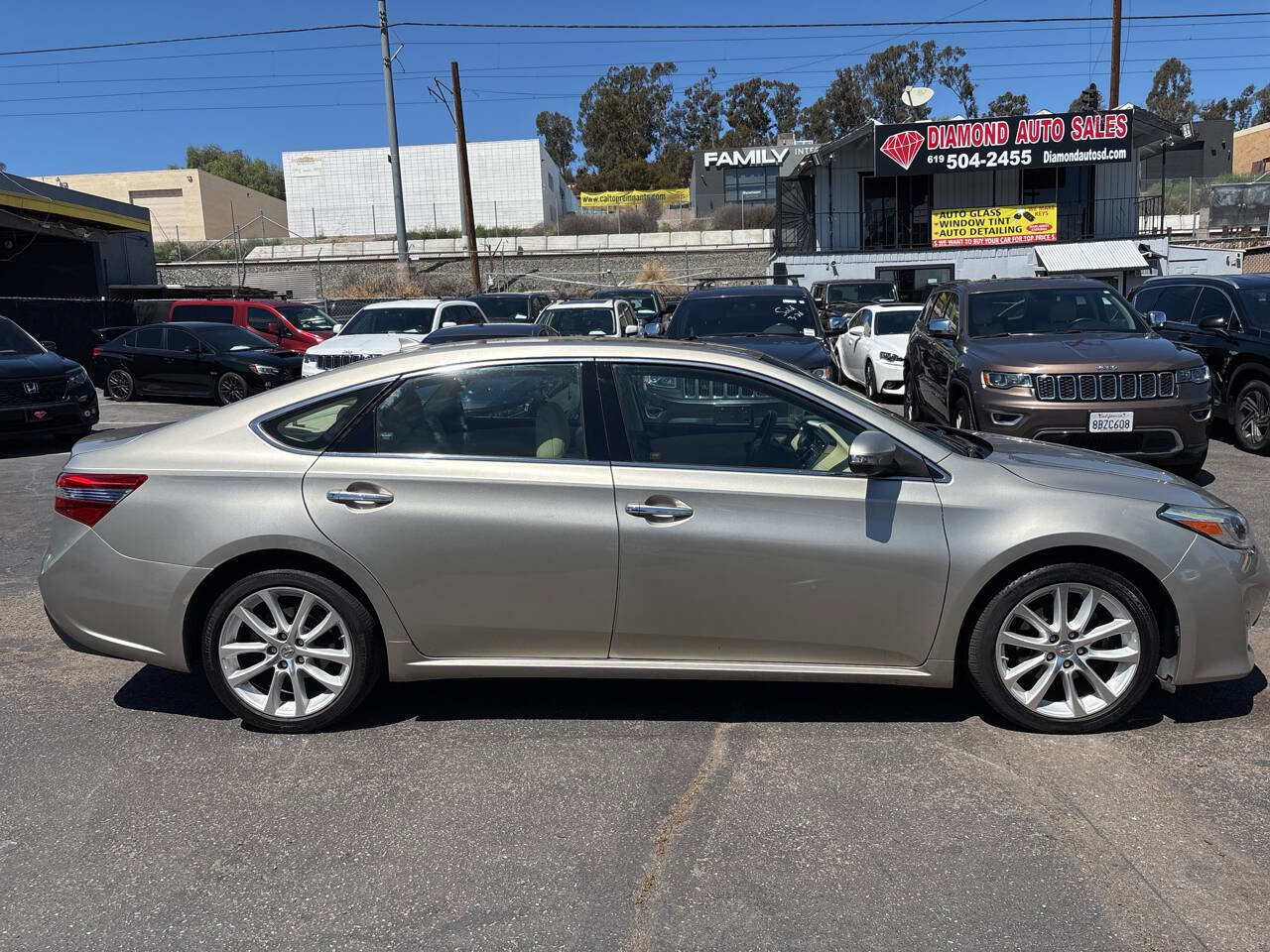 Used 2014 Toyota Avalon Limited w/ Technology Package FWD image 5